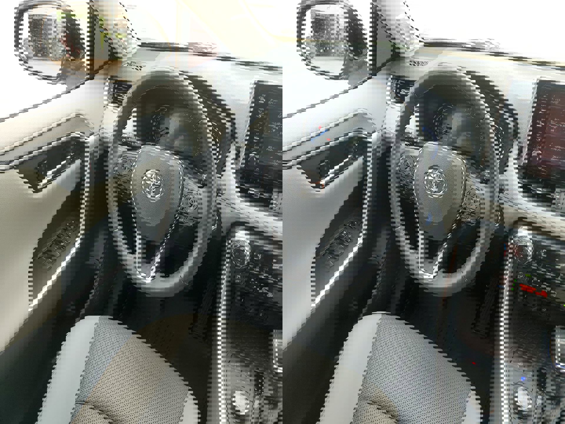 Used 2020 Toyota RAV4 Limited image 17