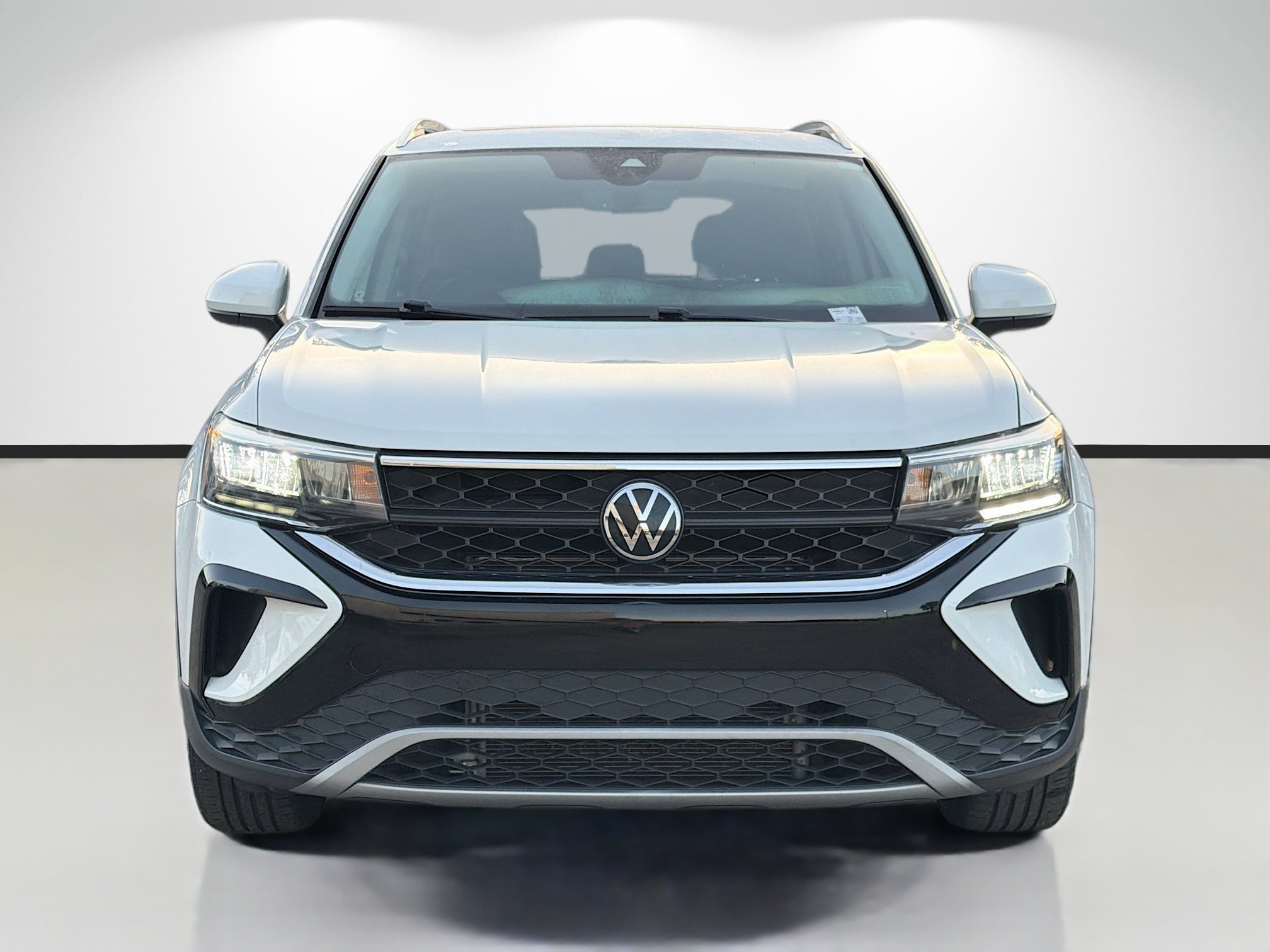 Used 2023 Volkswagen Taos SE w/ Panoramic Sunroof Package FWD image 8
