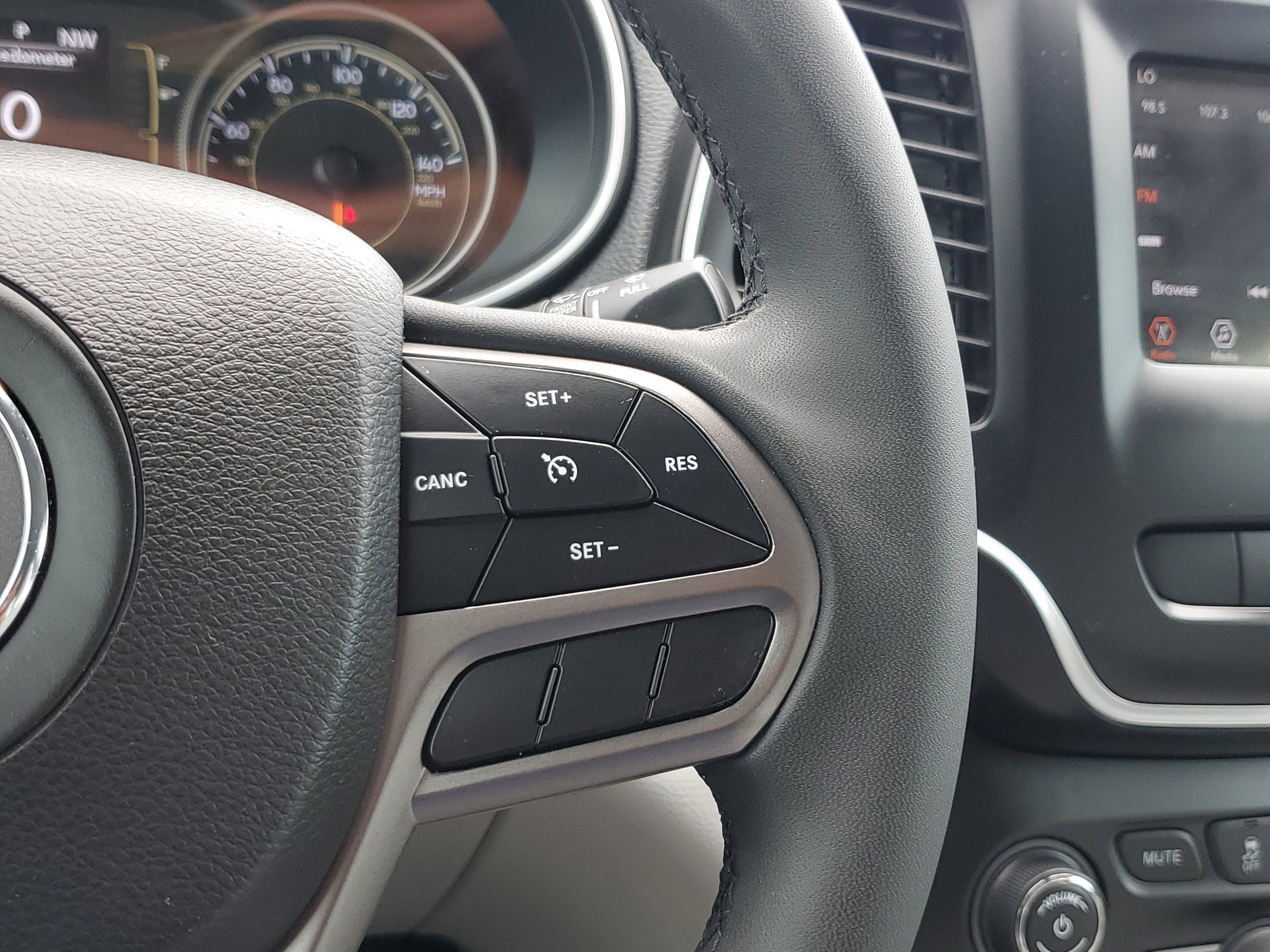 Used 2020 Jeep Cherokee Latitude Plus w/ Comfort/Convenience Group FWD image 23