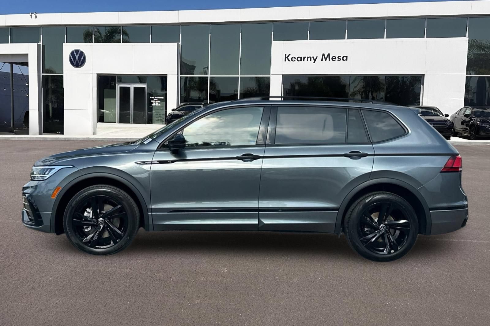 Used 2023 Volkswagen Tiguan SE R-Line FWD image 7