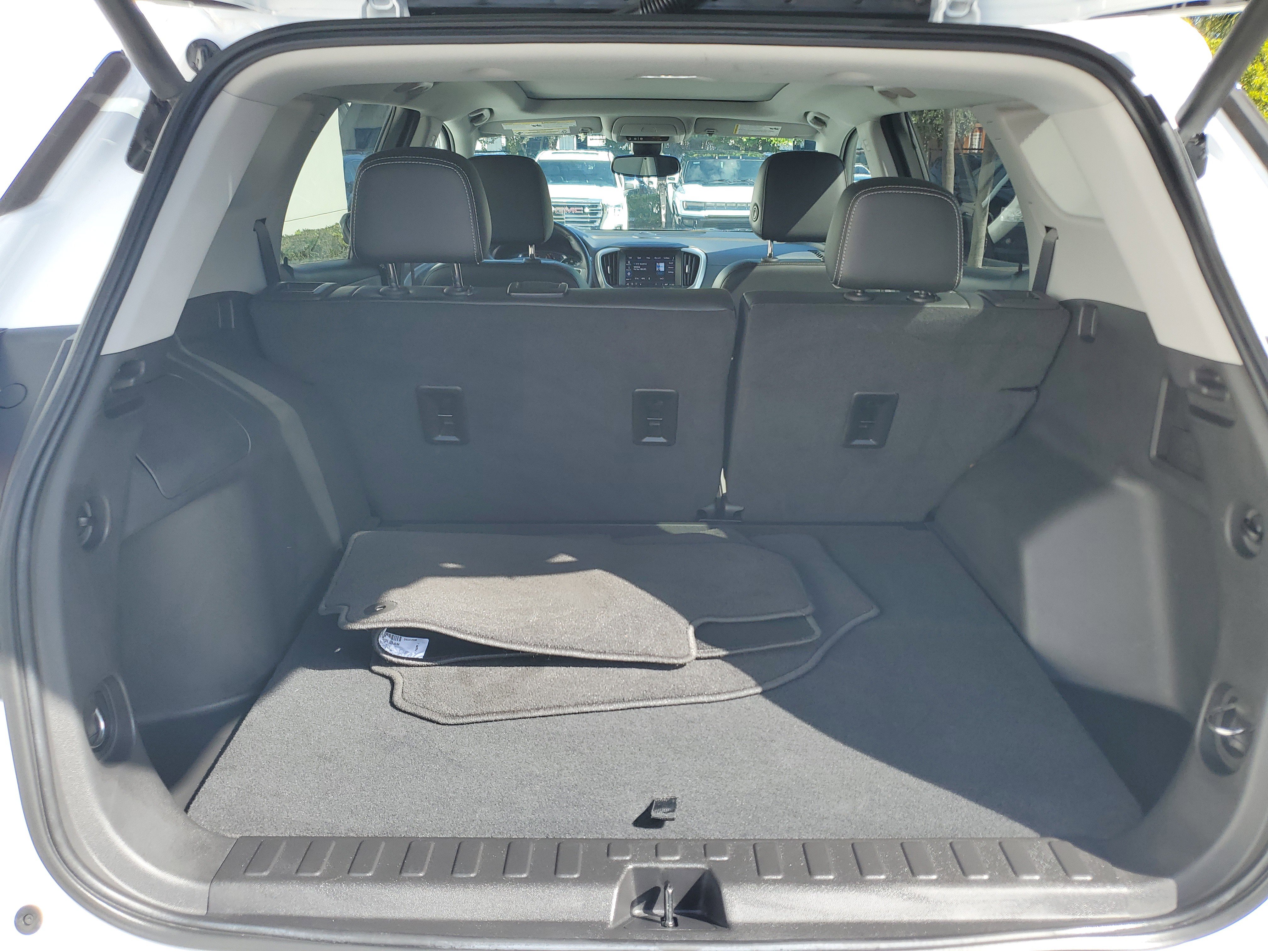 Used 2022 GMC Terrain SLT w/ Infotainment Package II image 9