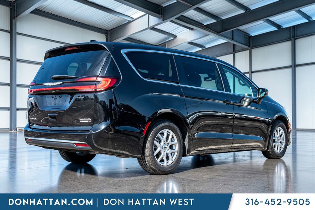 Used 2023 Chrysler Pacifica Touring-L image 36