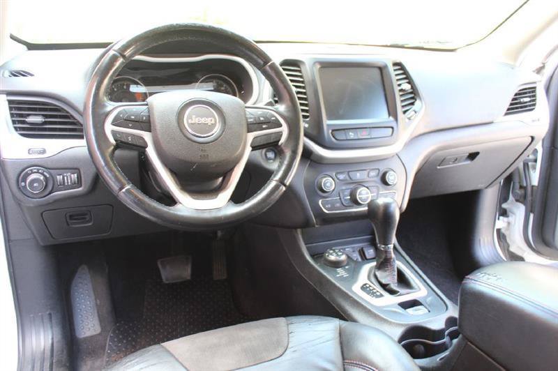 Used 2018 Jeep Cherokee Trailhawk AWD/4WD image 15