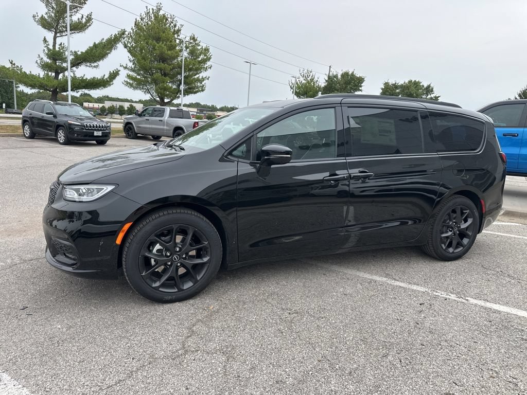 New 2026 Chrysler Pacifica Limited w/ S Appearance Package FWD image 16