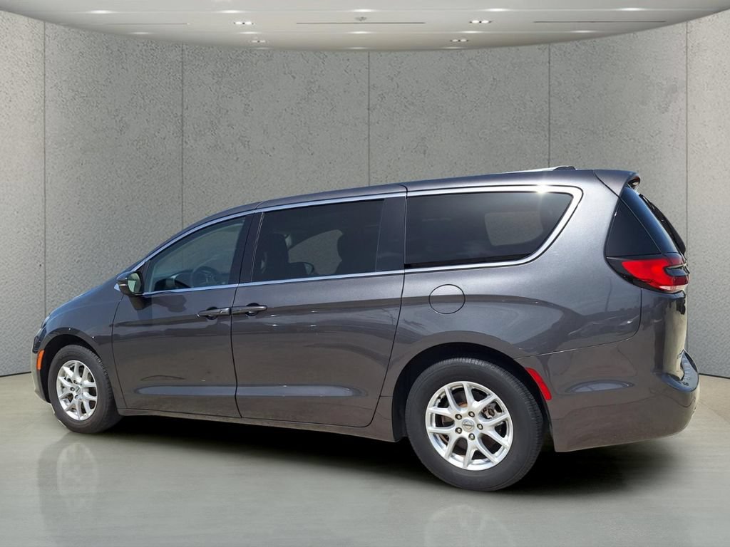 Used 2023 Chrysler Pacifica Touring-L FWD image 7