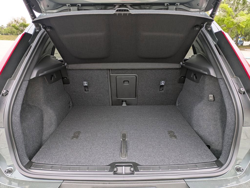 New 2026 Volvo XC40 B5 Plus w/ Protection Package Premier AWD/4WD image 13