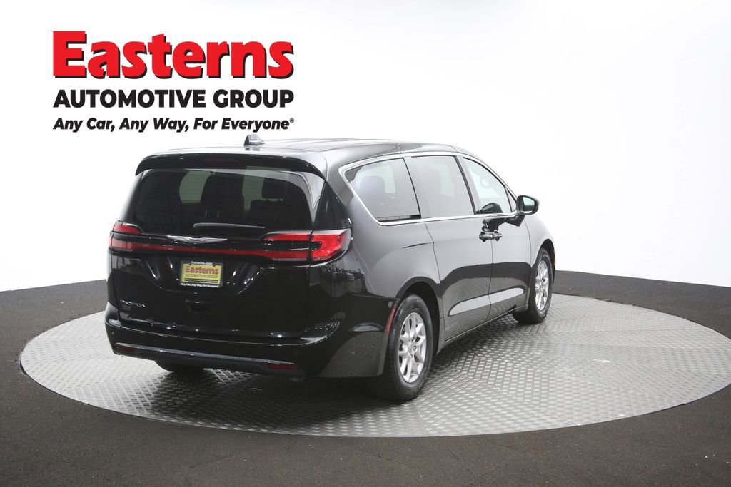 Used 2023 Chrysler Pacifica Touring-L FWD image 40