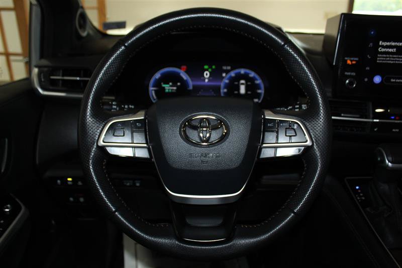 Used 2025 Toyota Sienna XLE Woodland Edition AWD/4WD image 16
