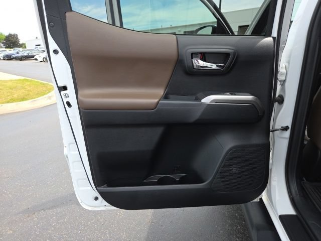 Used 2017 Toyota Tacoma Limited w/ Tow Package AWD/4WD image 12