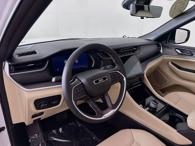 Used 2025 Jeep Grand Cherokee Limited w/ Luxury Tech Group II image 9