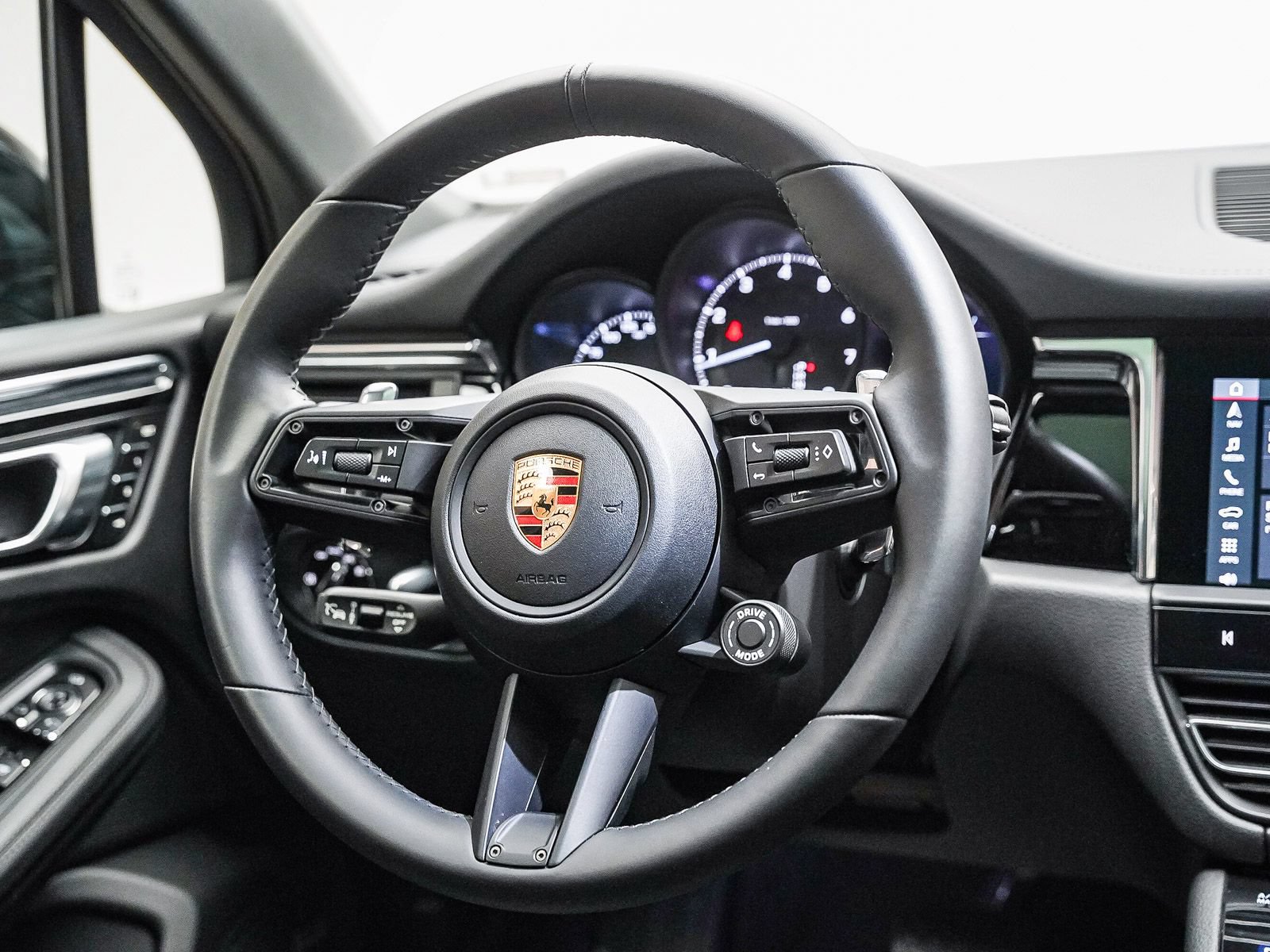 Certified 2026 Porsche Macan AWD/4WD image 19