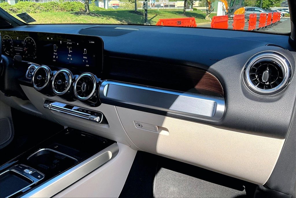 Used 2026 Mercedes-Benz GLB 250 4MATIC image 16