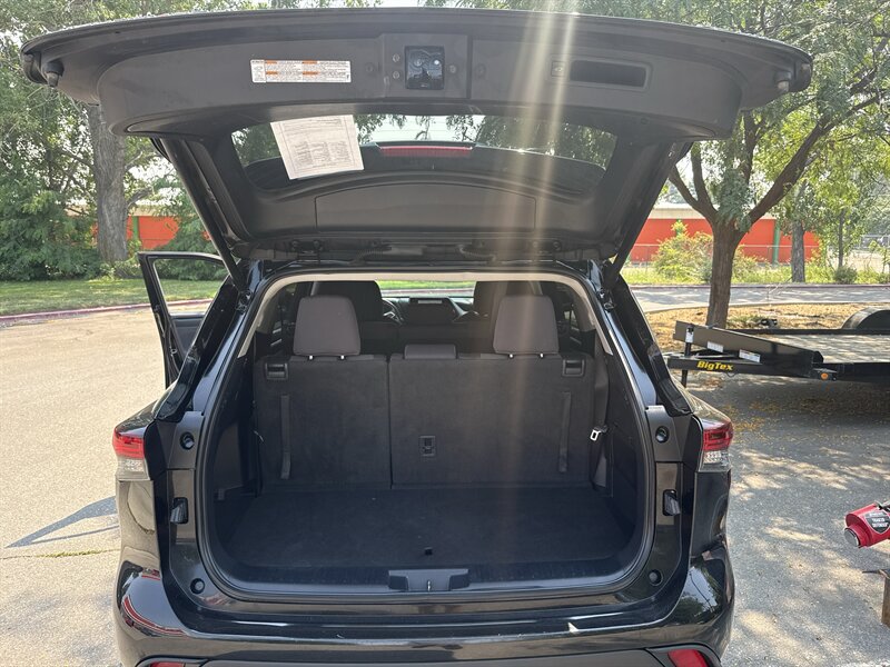 Used 2024 Toyota Highlander LE AWD/4WD image 20