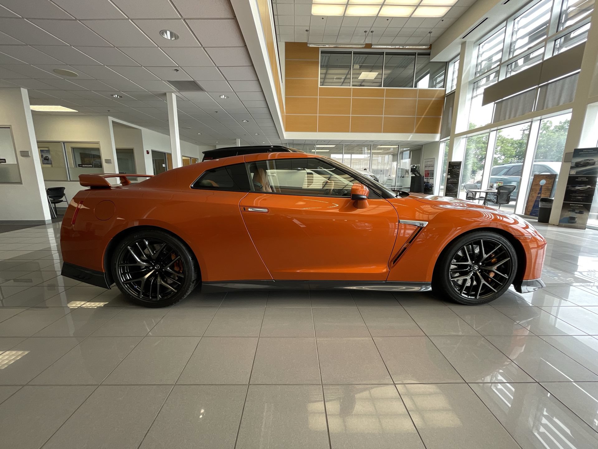 Used 2018 Nissan GT-R Premium w/ Premium Interior Package AWD/4WD image 10