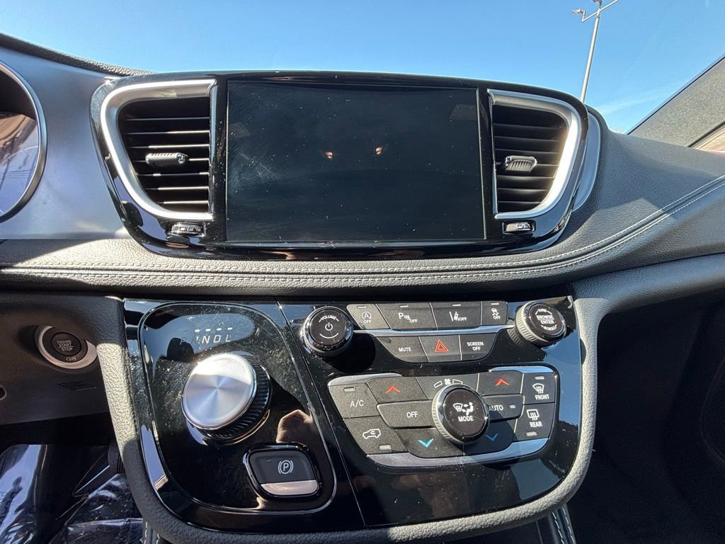 Used 2025 Chrysler Pacifica Limited w/ Trailer Tow Group image 18