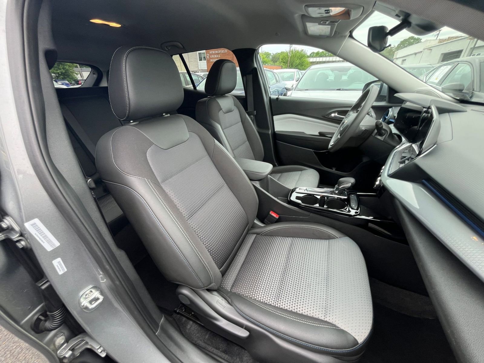 Used 2025 Chevrolet Trax LT FWD image 34