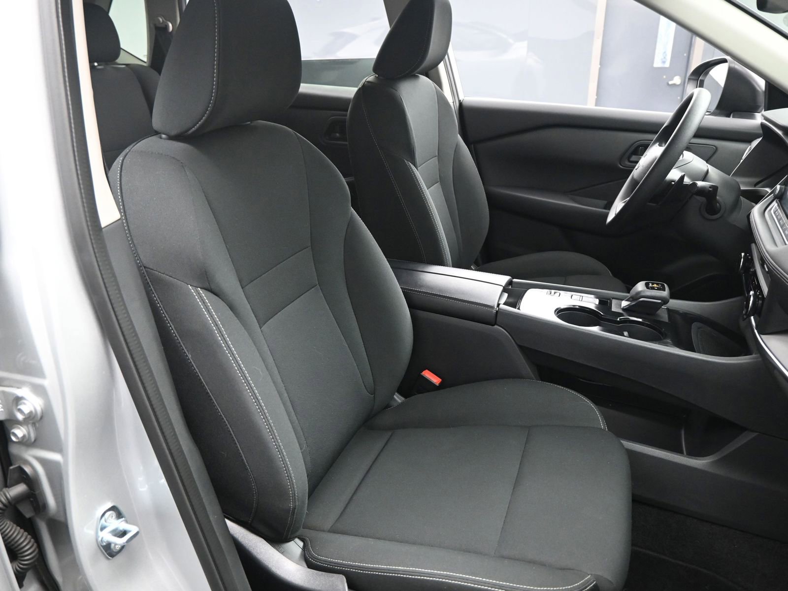 Used 2025 Nissan Rogue S image 14