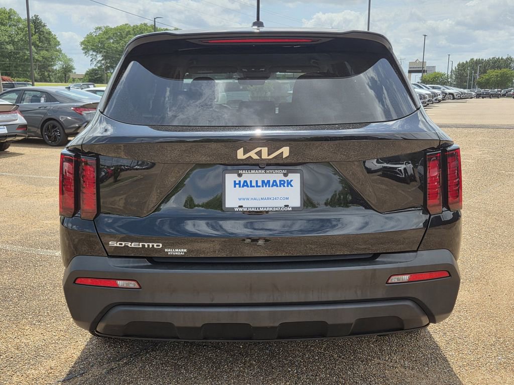 Used 2023 Kia Sorento LX image 5