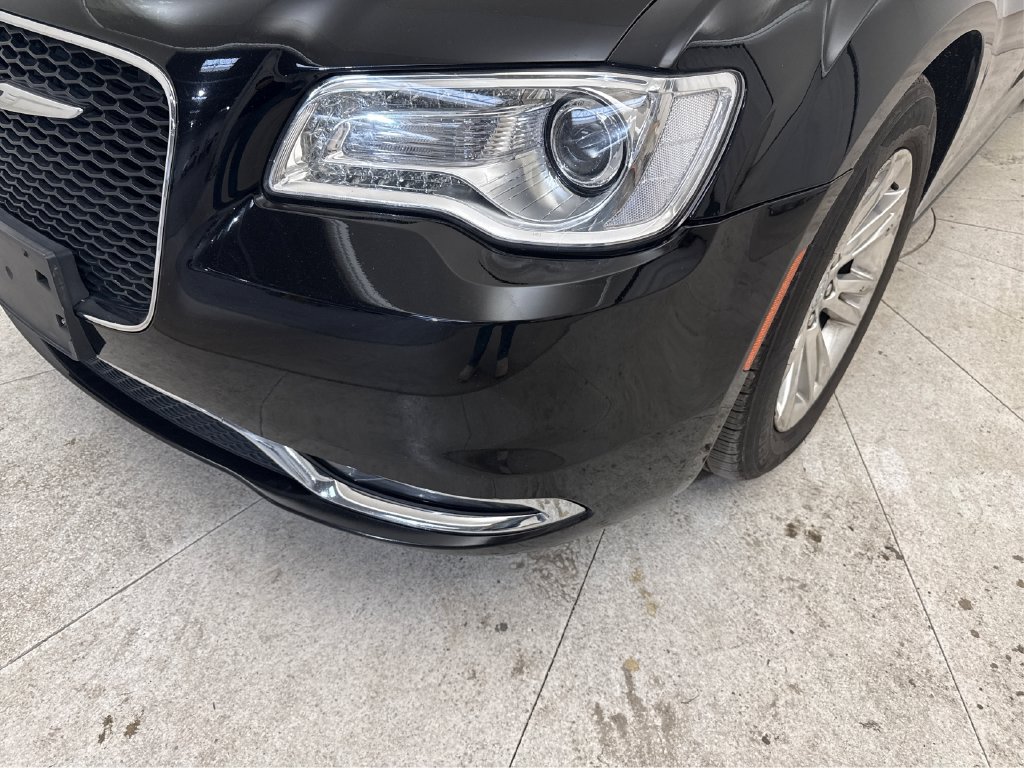Used 2018 Chrysler 300 Touring w/ Driver Convenience Group RWD image 18