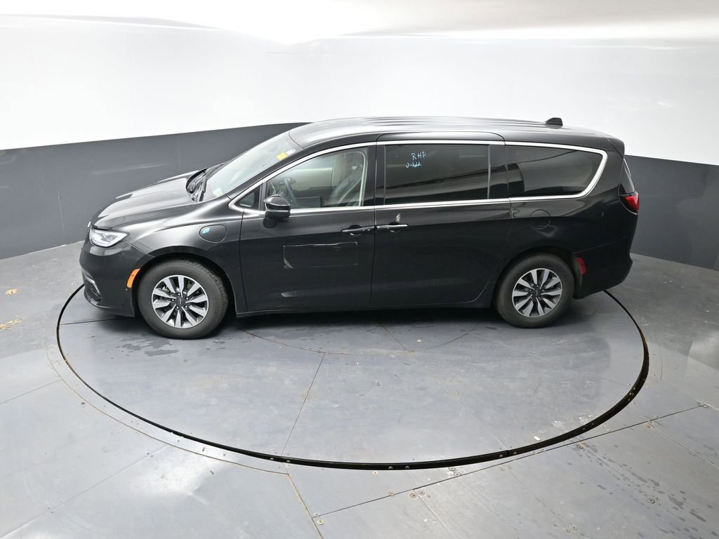 Used 2023 Chrysler Pacifica Touring-L FWD image 20