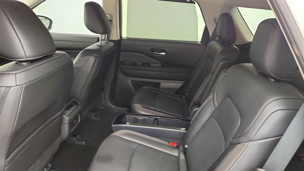 Used 2024 Nissan Pathfinder SL w/ SL Premium Package FWD image 34