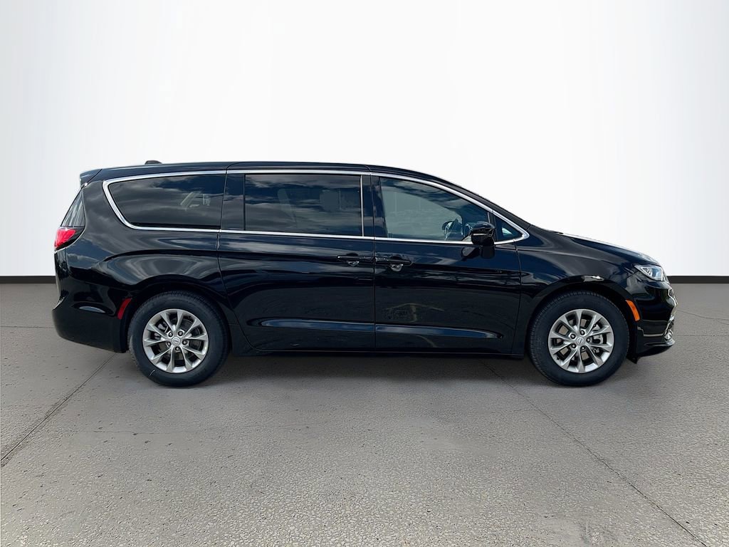 New 2026 Chrysler Pacifica Limited FWD image 8