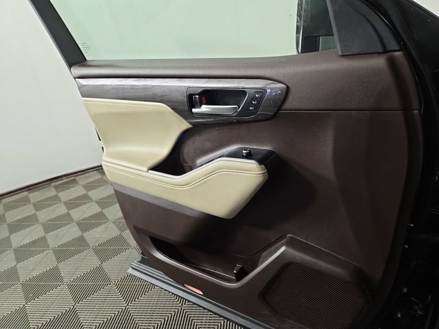 Used 2022 Toyota Highlander Platinum AWD/4WD image 31