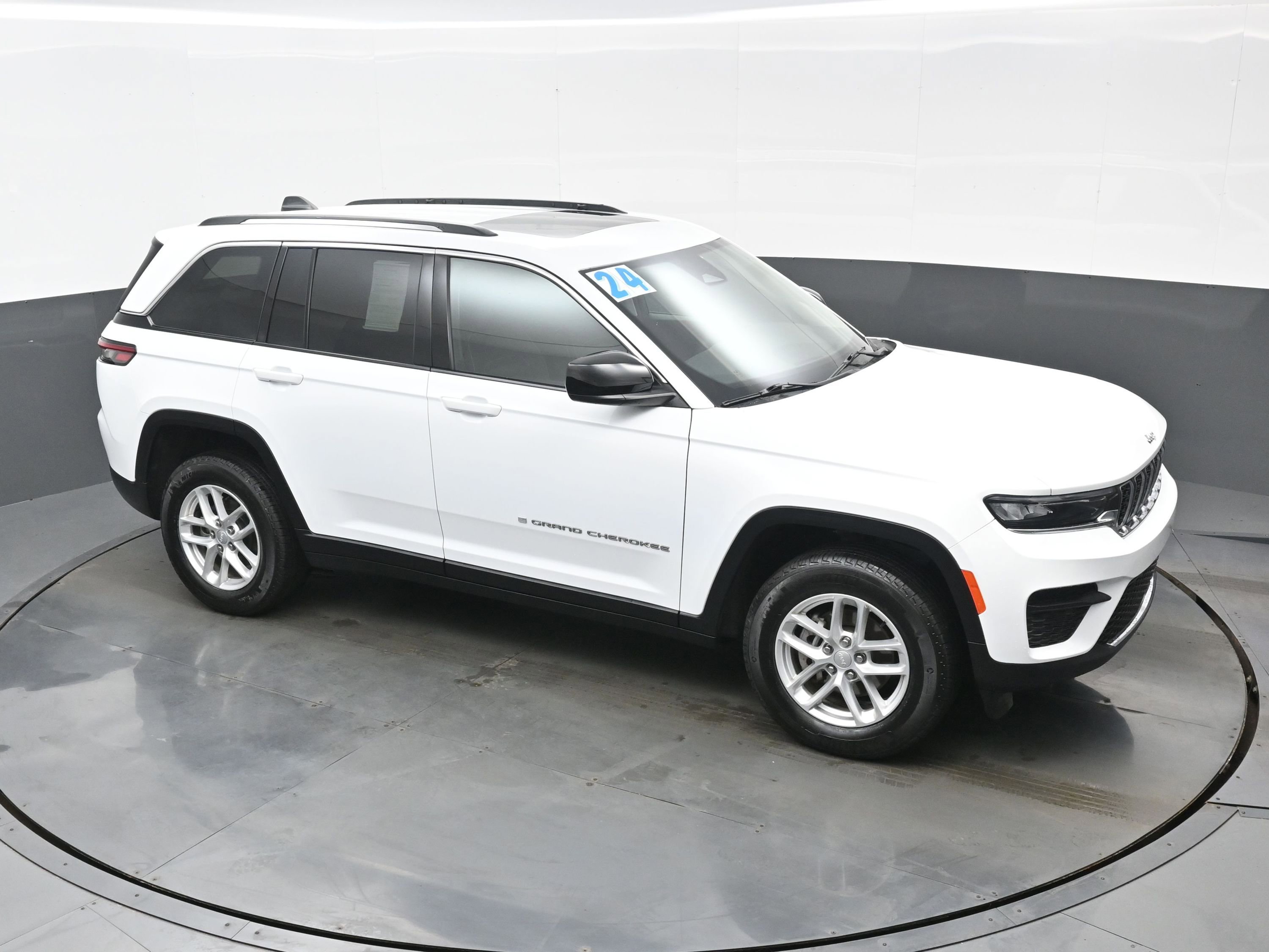 Used 2024 Jeep Grand Cherokee Laredo X image 40