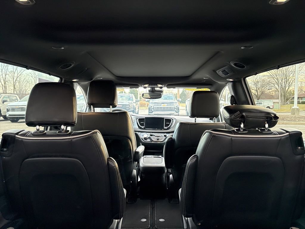 Used 2025 Chrysler Pacifica Limited image 11