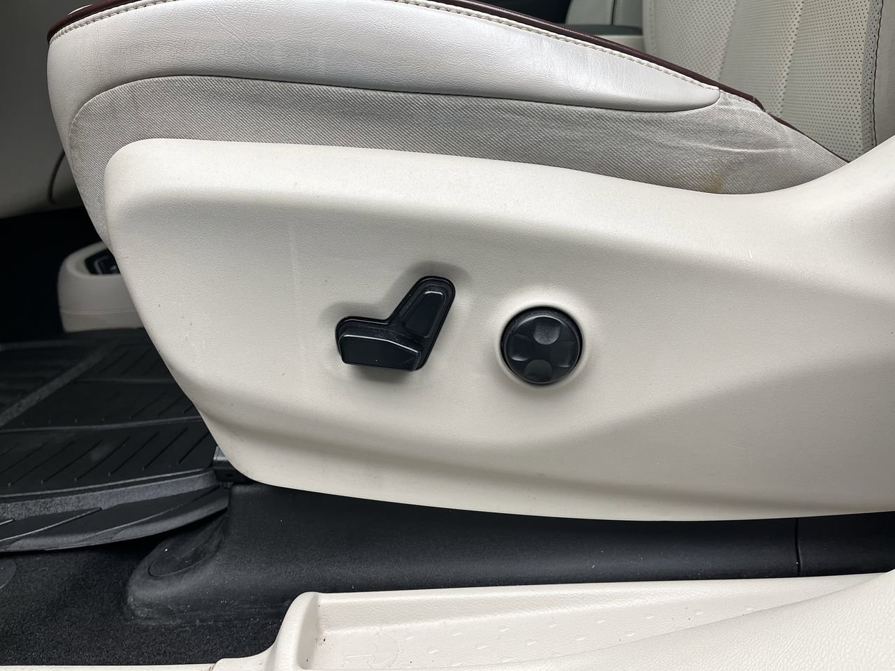 Used 2020 Chrysler Pacifica Limited image 11
