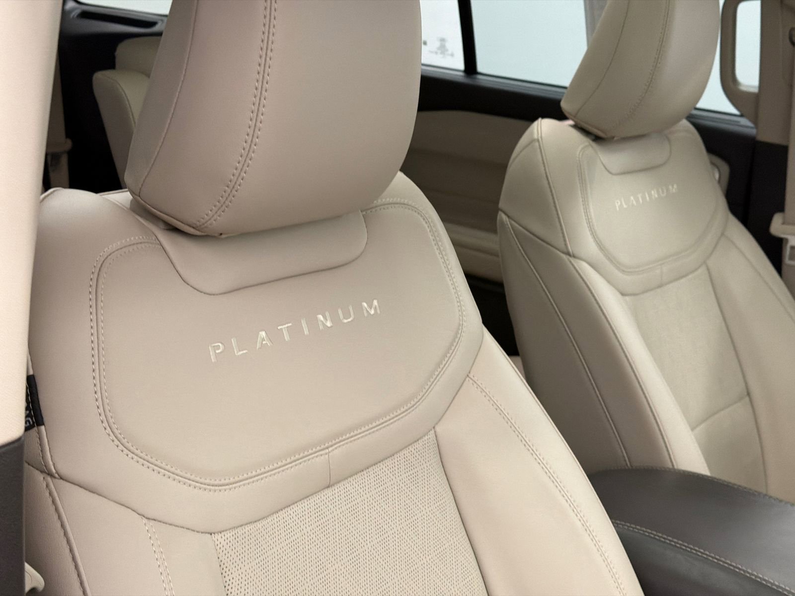 Used 2023 Ford Explorer Platinum w/ Technology Package image 11