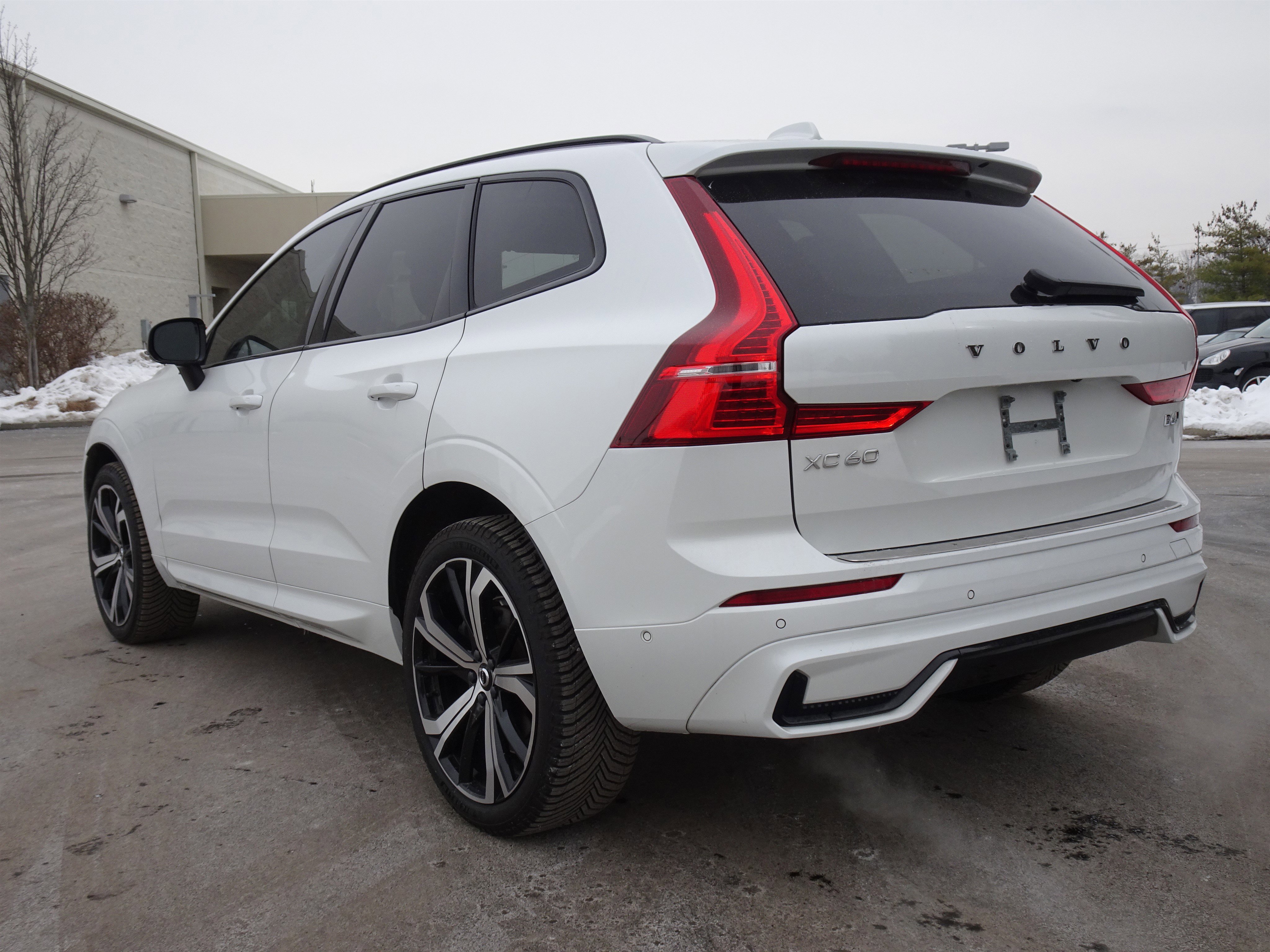 Used 2022 Volvo XC60 B6 R-Design w/ Advanced Package image 7