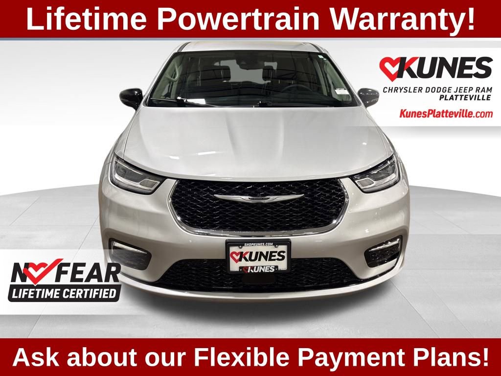 Used 2024 Chrysler Pacifica Touring-L image 4