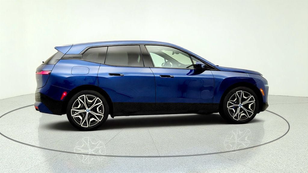 Used 2025 BMW iX xDrive50 w/ Sport Package AWD/4WD image 4