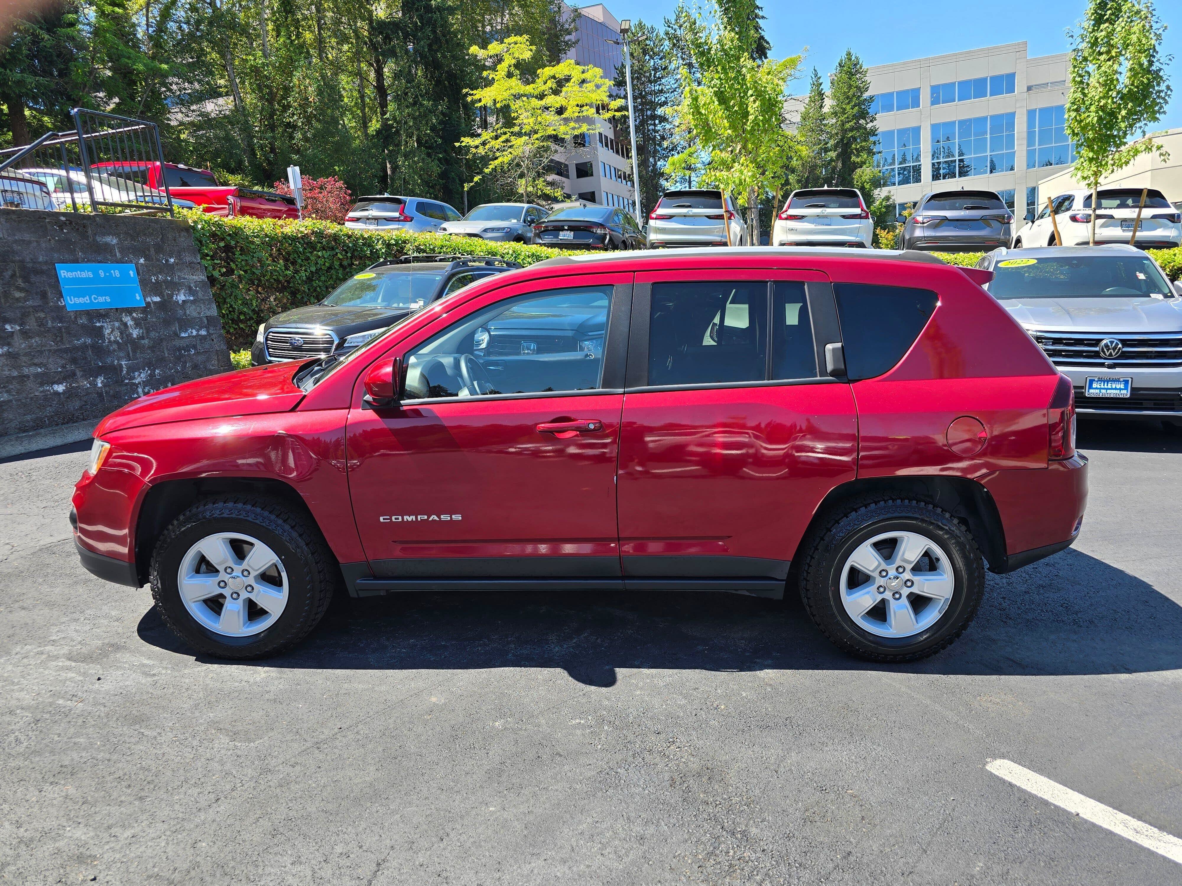 Used 2017 Jeep Compass Latitude FWD image 4