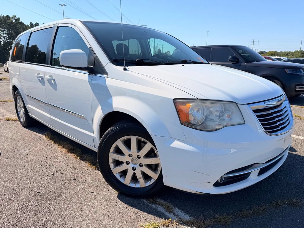 Used 2014 Chrysler Town & Country Touring FWD image 1