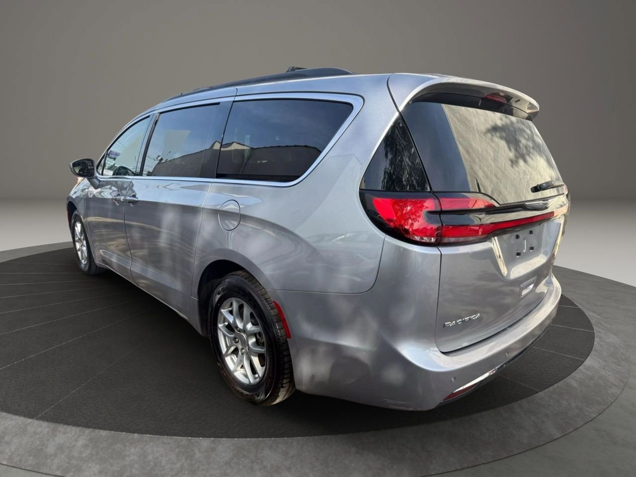 Used 2021 Chrysler Pacifica Touring w/ Uconnect Theater Family Group image 7