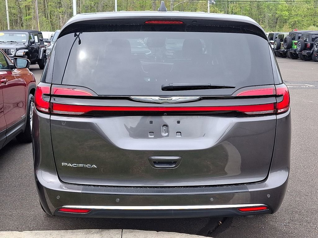 Used 2023 Chrysler Pacifica Touring-L FWD image 6