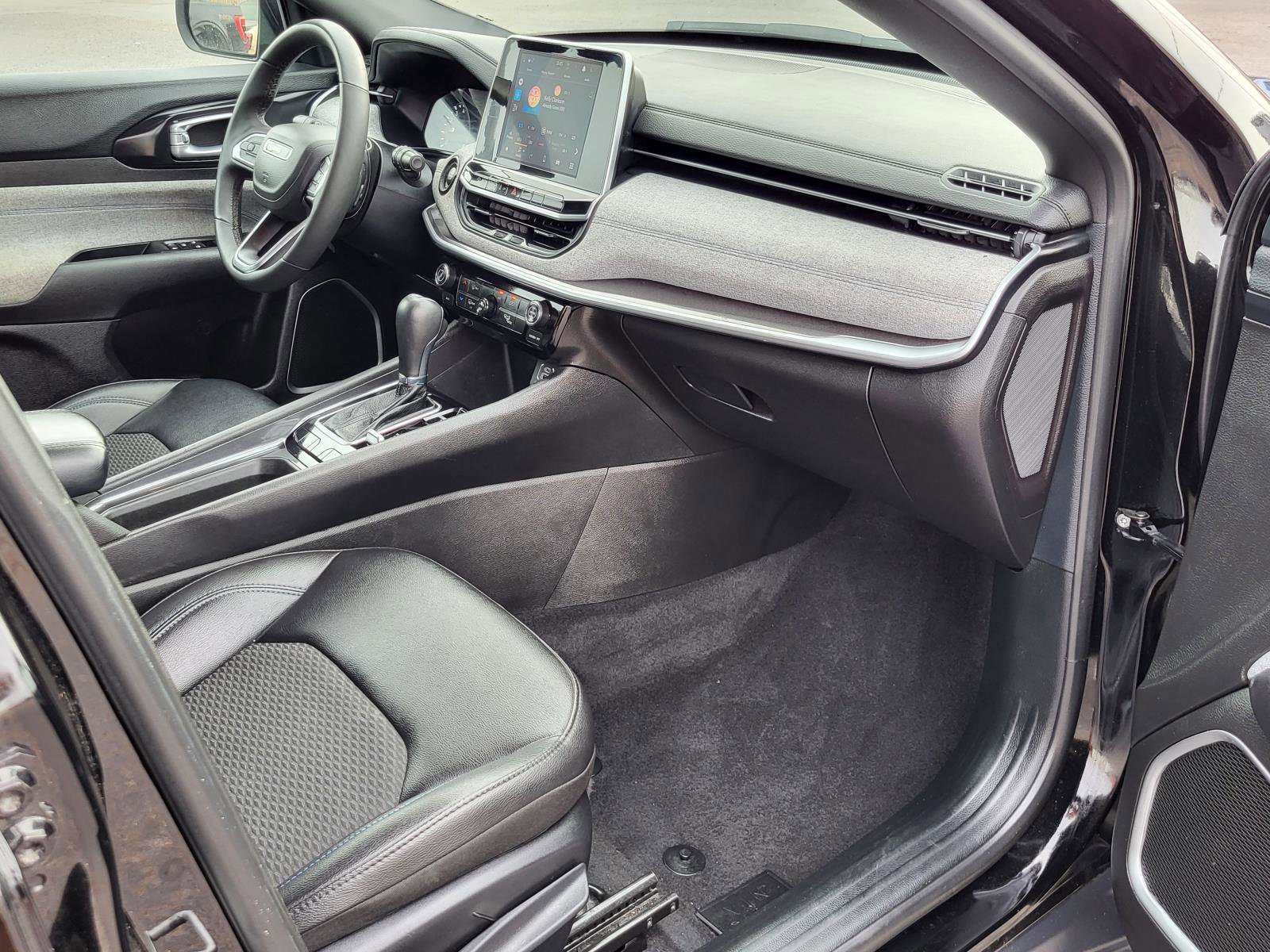 Used 2025 Jeep Compass Latitude image 9