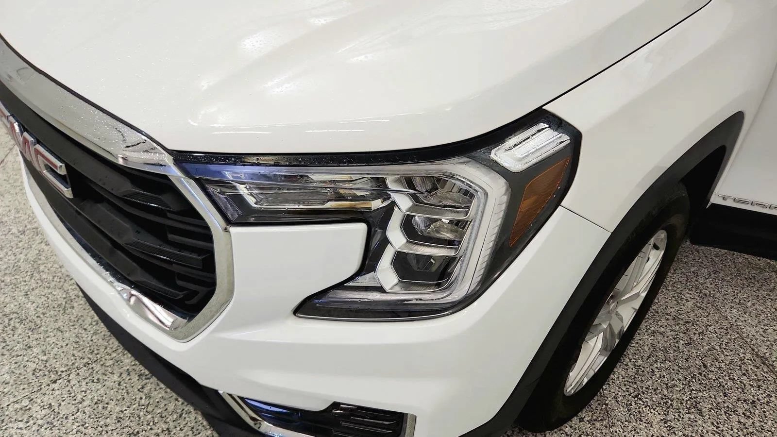 Used 2024 GMC Terrain SLE w/ Driver Convenience Package FWD image 33