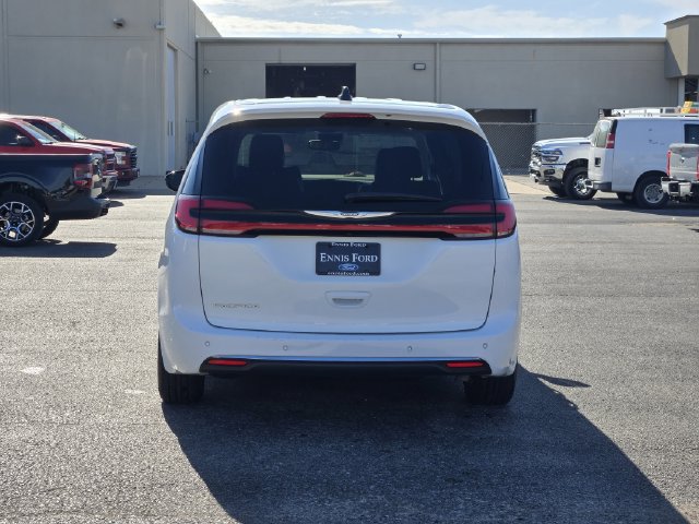 Used 2024 Chrysler Pacifica Touring-L FWD image 5