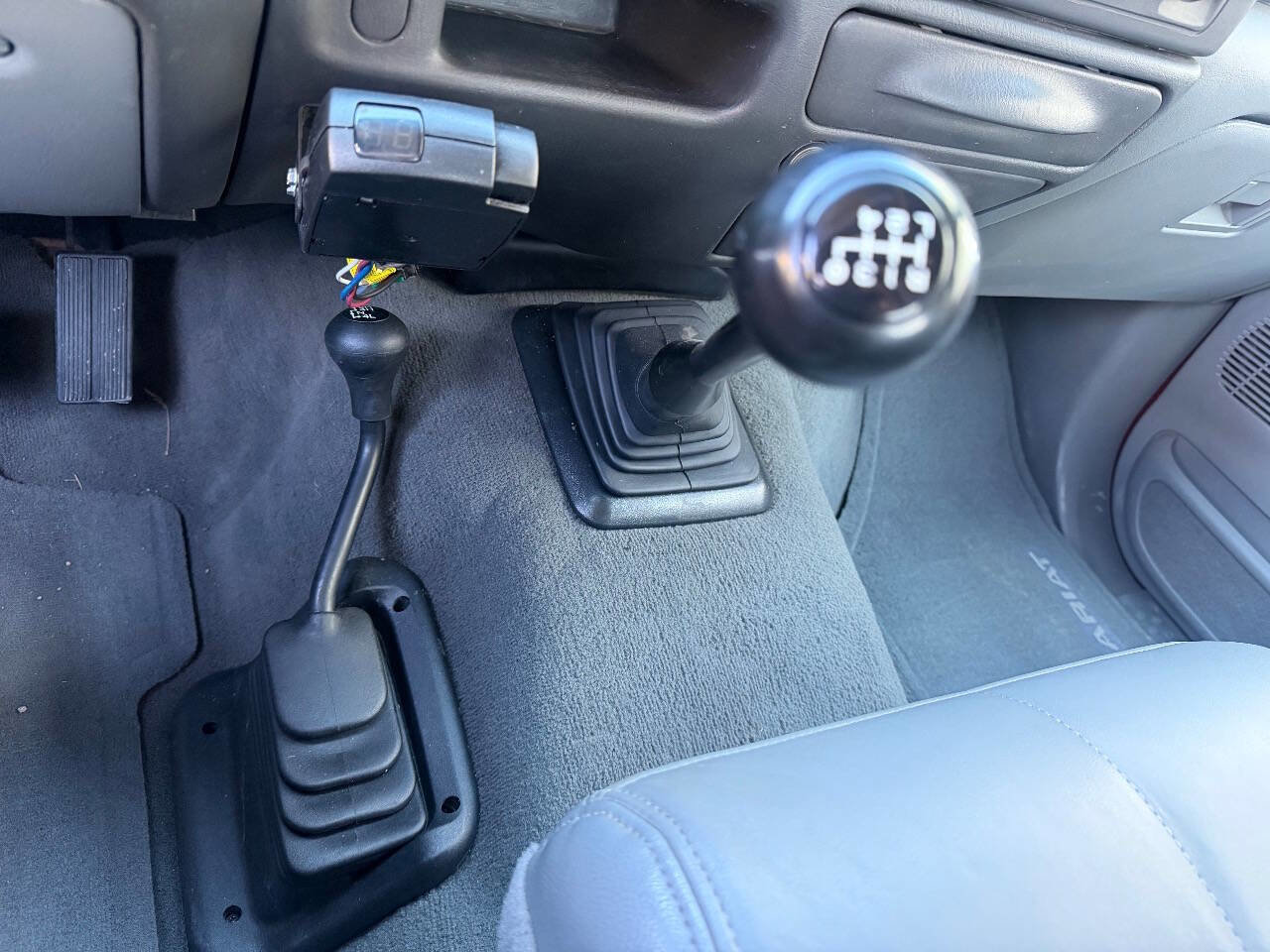 Used 2002 Ford F350 Lariat image 2