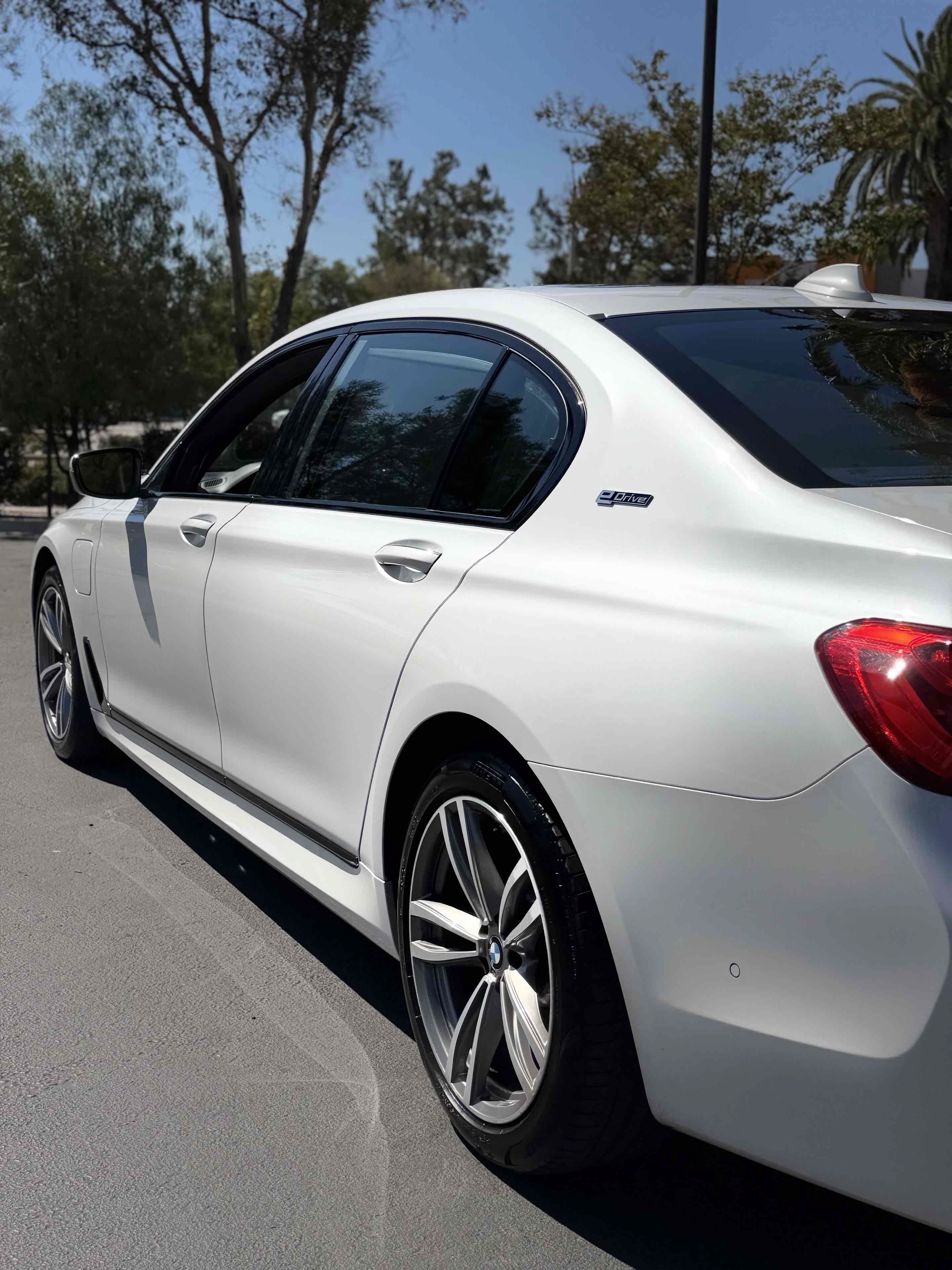 Used 2018 BMW 740e xDrive AWD/4WD image 34