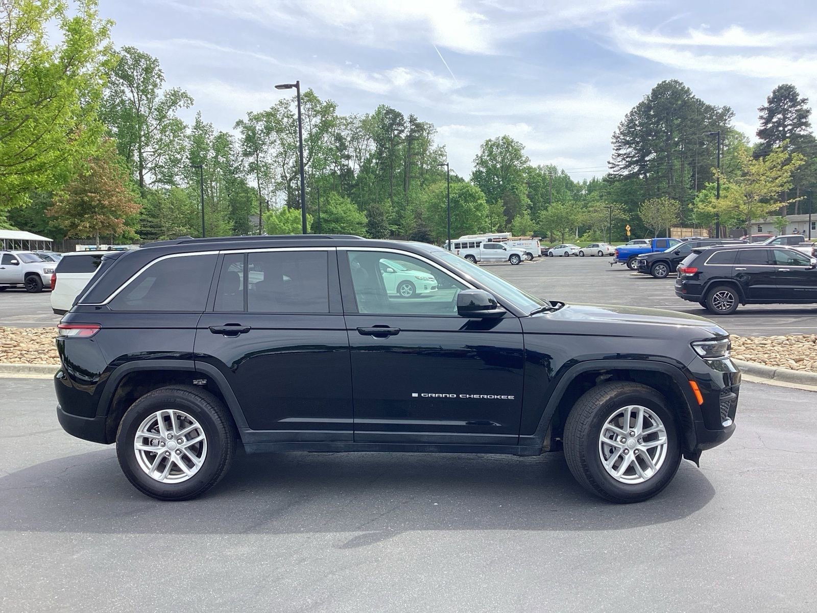 Used 2025 Jeep Grand Cherokee Laredo X w/ Luxury Tech Group I AWD/4WD image 5