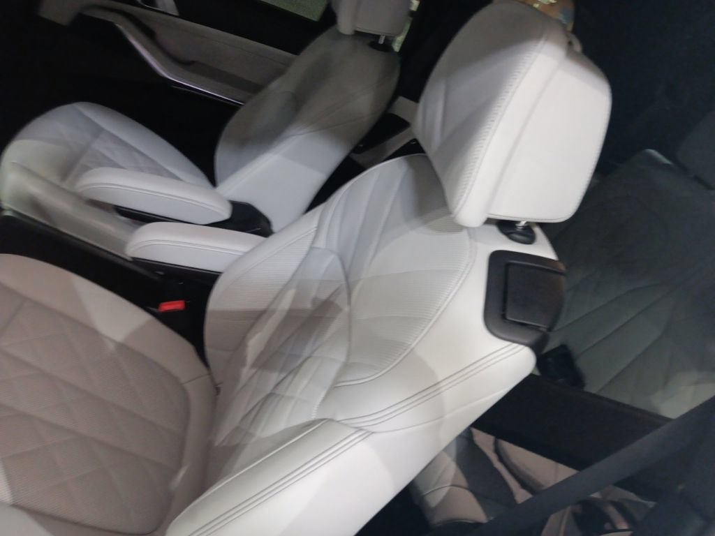 Certified 2026 BMW X7 xDrive40i w/ M Sport Package AWD/4WD image 7