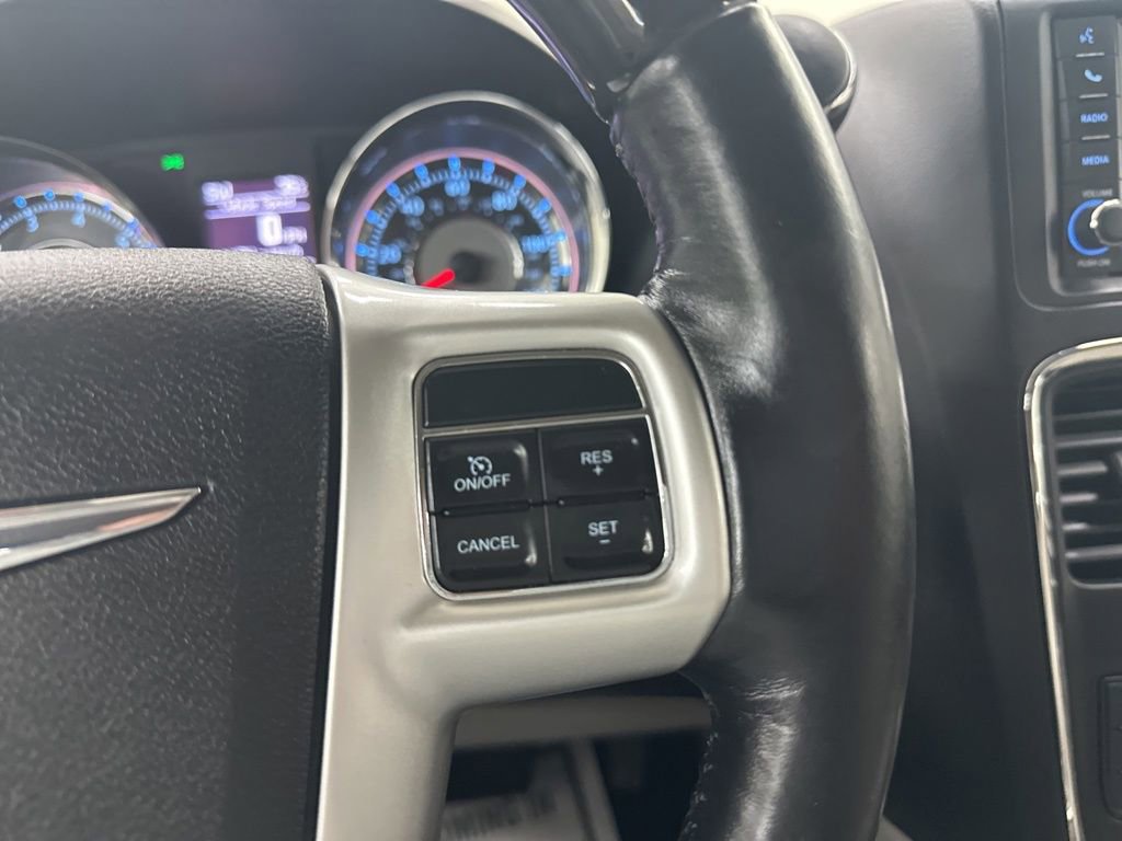 Used 2014 Chrysler Town & Country Limited image 35