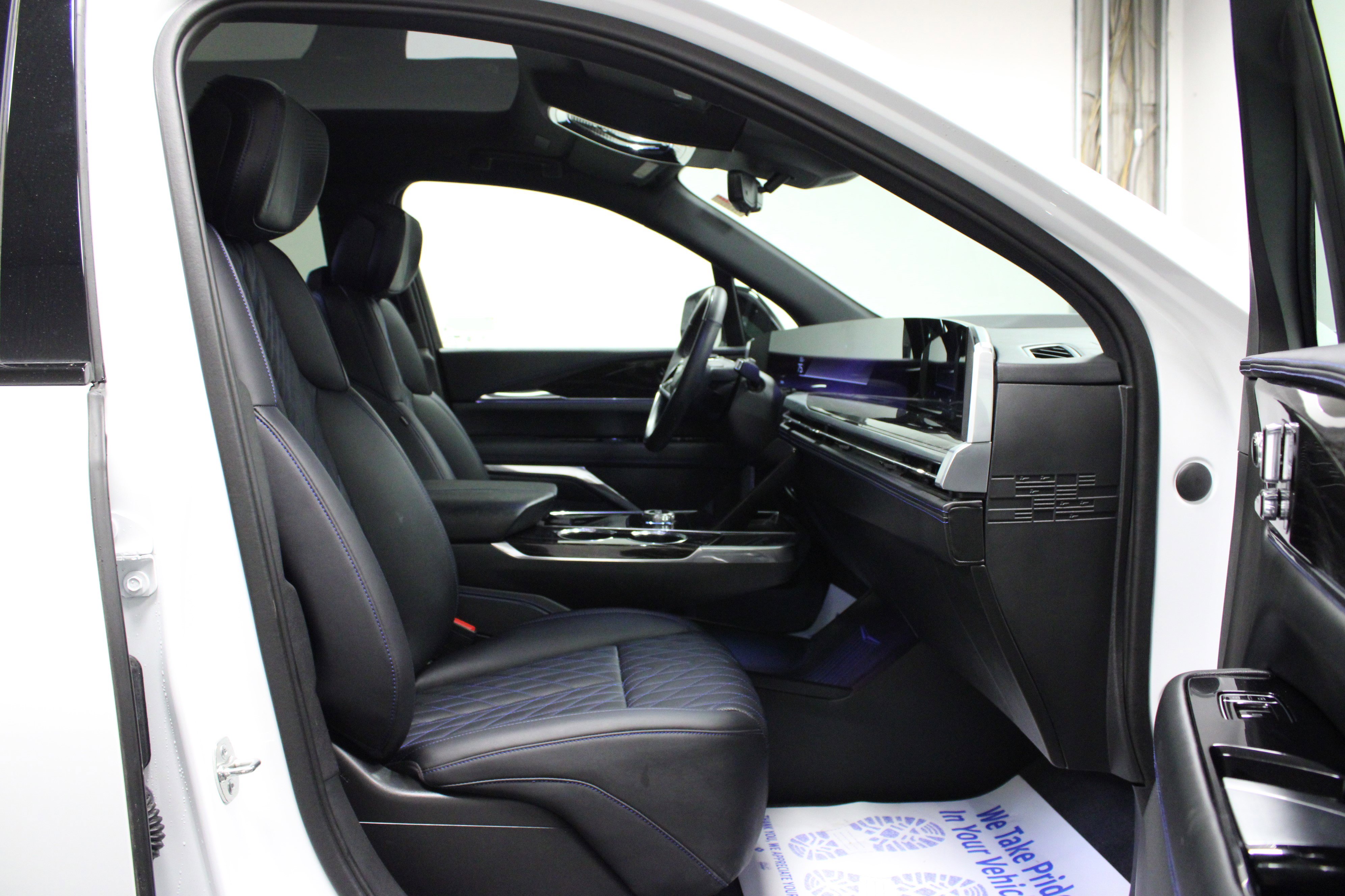 Used 2025 Cadillac Escalade IQ Luxury 1 AWD/4WD image 17