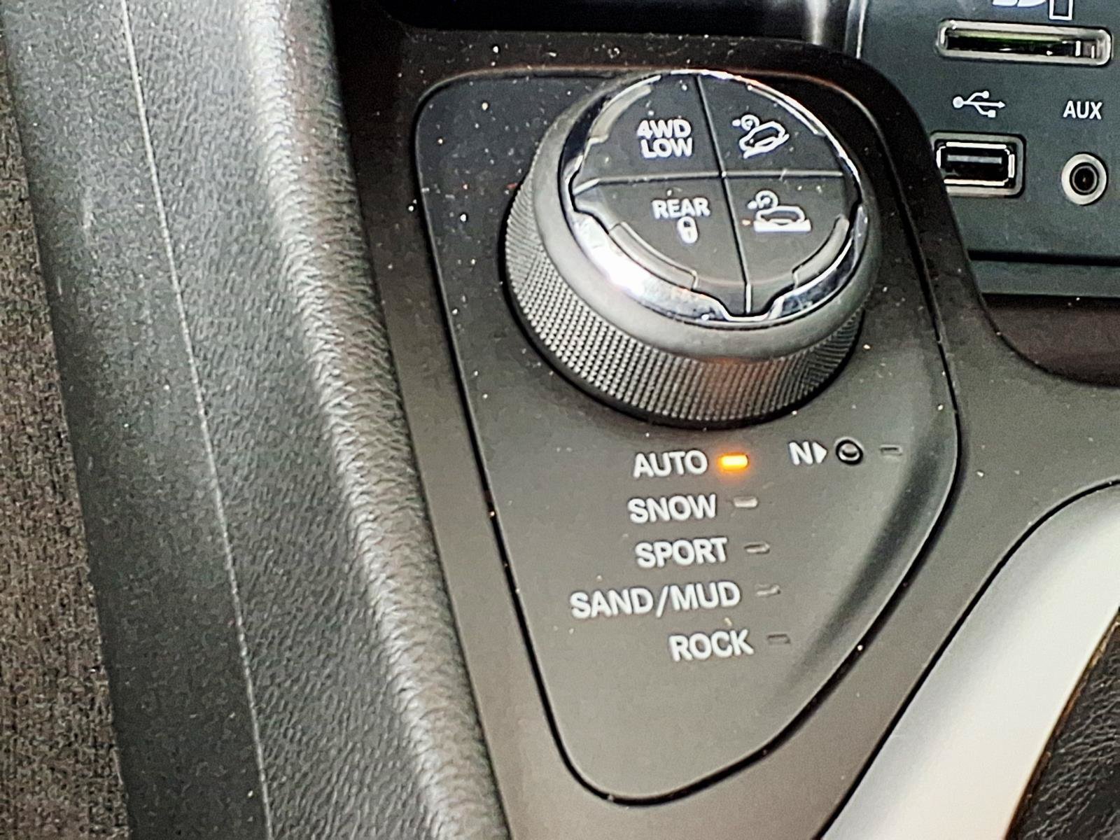 Used 2015 Jeep Cherokee Trailhawk w/ Comfort/Convenience Group AWD/4WD image 21