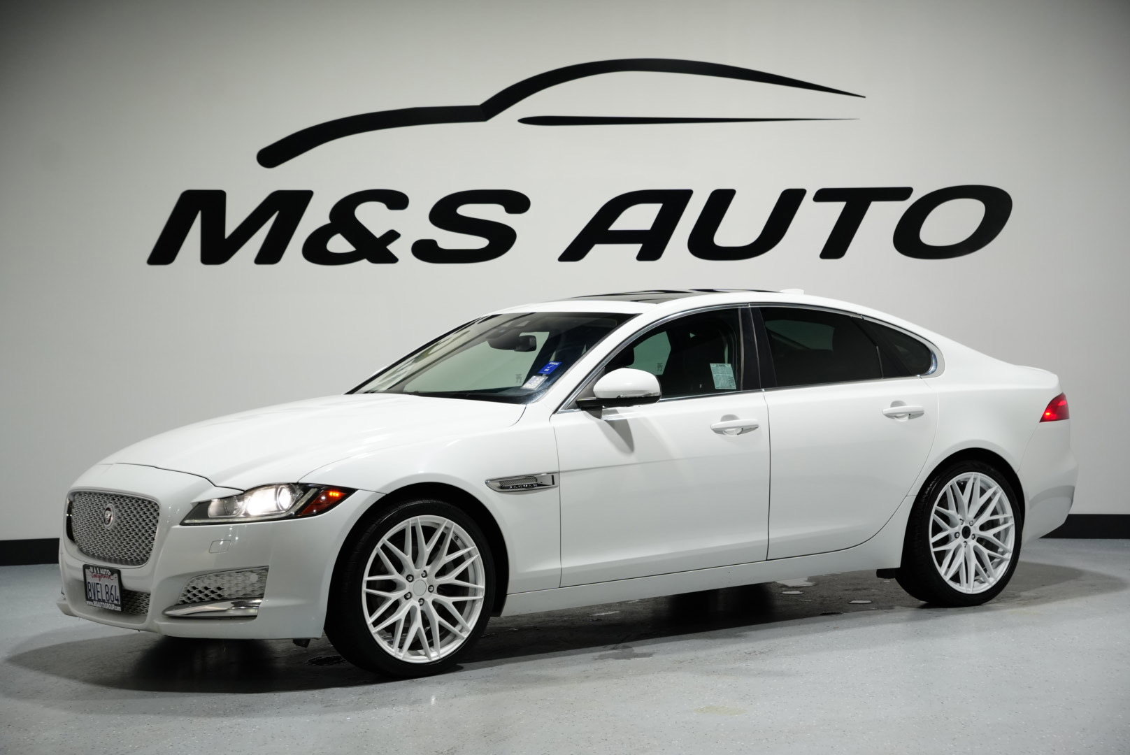 Used 2016 Jaguar XF Premium image 4