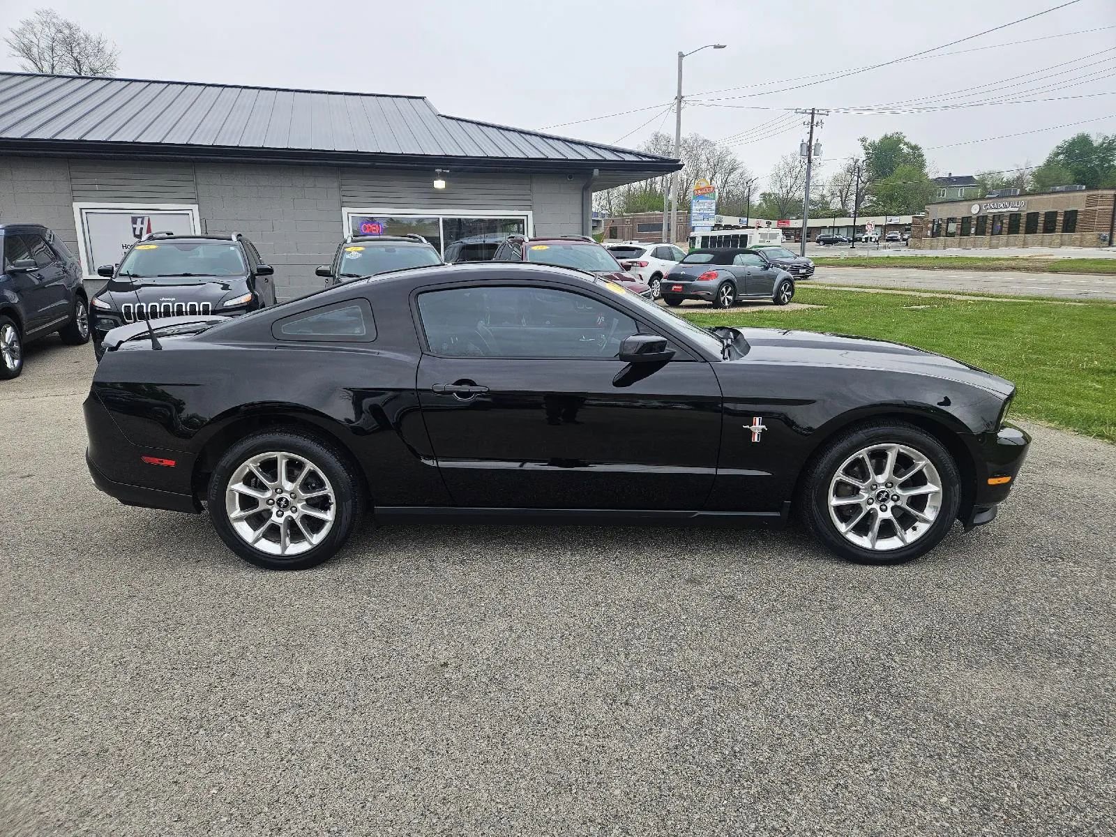 Used 2011 Ford Mustang Premium w/ 202A Rapid Spec Order Code RWD image 5